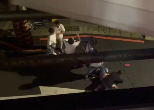 她右臉遭潑熱湯、左臉被賞巴掌　慶生變街頭混戰！警到場都乖了