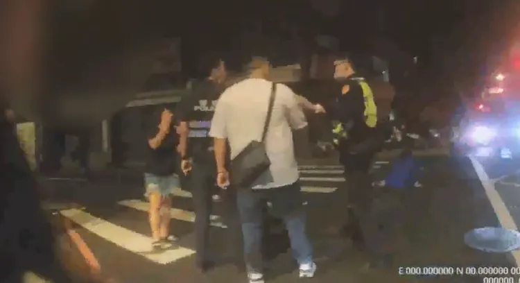 警車抵達現場，原本打到馬路上的群眾這才一哄而散。翻攝畫面