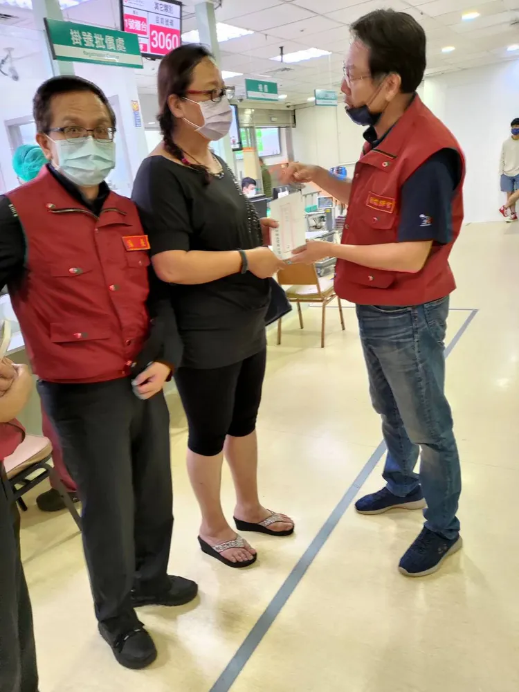 劉和然(右1)致贈慰問金，並向家屬表示會全力協助料理後事。新北市政府提供