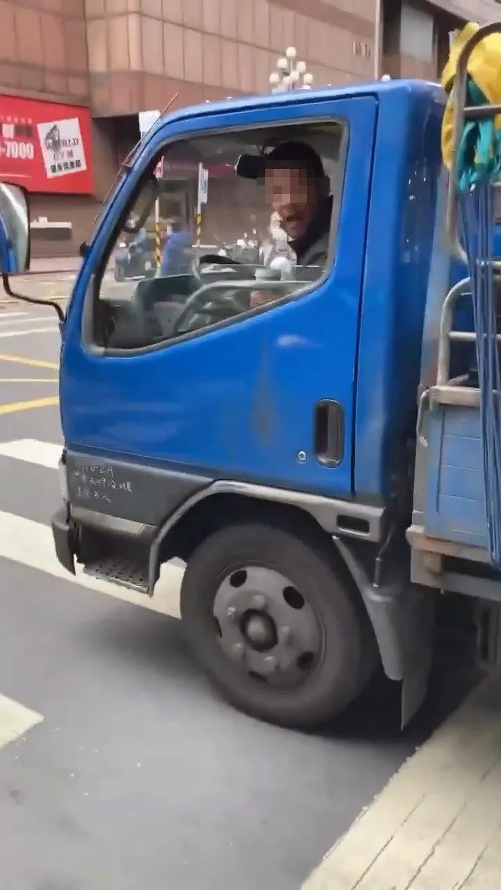 貨車司機被喊停後，對著路人爆粗嗆聲。翻攝自臉書「爆料公社」