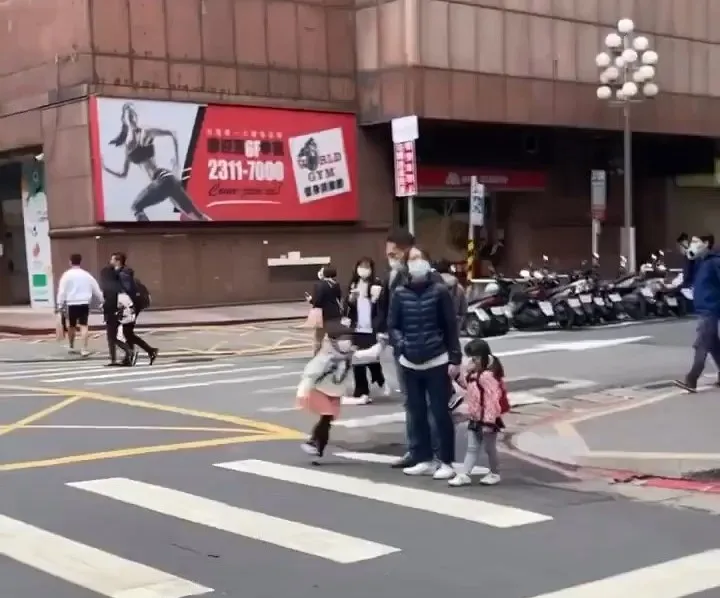 小女孩本眼見貨車快速駛來，急忙縮回媽媽身邊。翻攝自臉書「爆料公社」