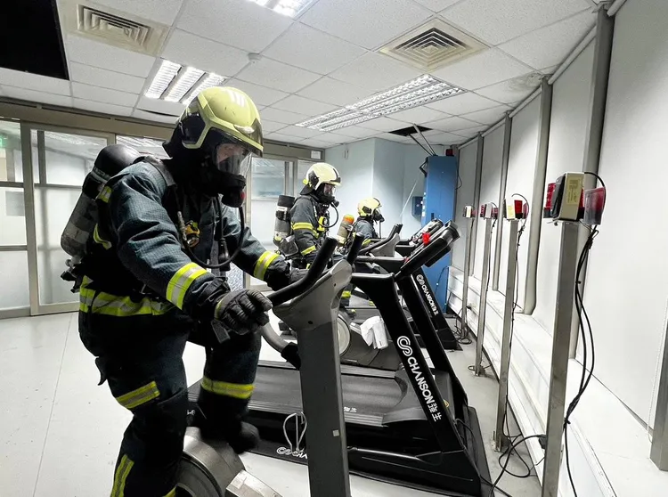 測試項目包括消防衣帽著裝、體能測驗。翻攝畫面