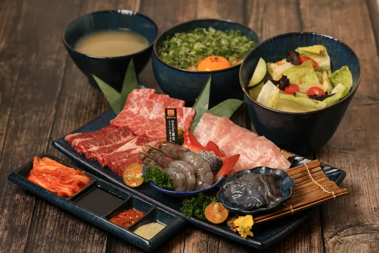 憑五月天、張惠妹、大港開唱的演唱會票根，4/1至4/30至築間幸福鍋物及燒肉Smile高雄所有門店內用，即可兌換肉品/海鮮（9選1）乙份。業者提供