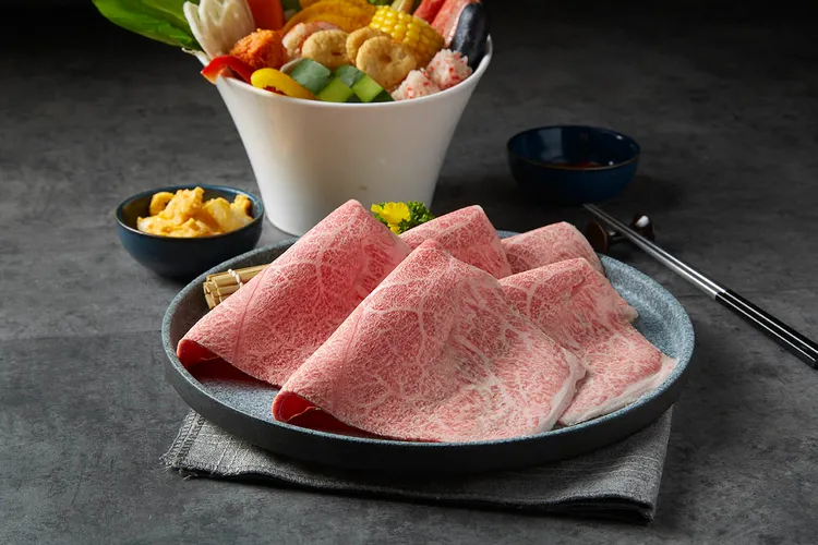 當日壽星至有之和牛、本格和牛消費出示身分證或健保卡享88折，同桌最高折抵6位。業者提供