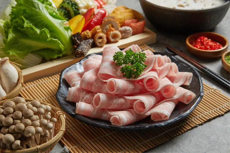 築間集團推出7000元加菜金活動，築間幸福鍋物提供美國濕式熟成霜降牛松阪豬肉，免費小份升等大份。業者提供