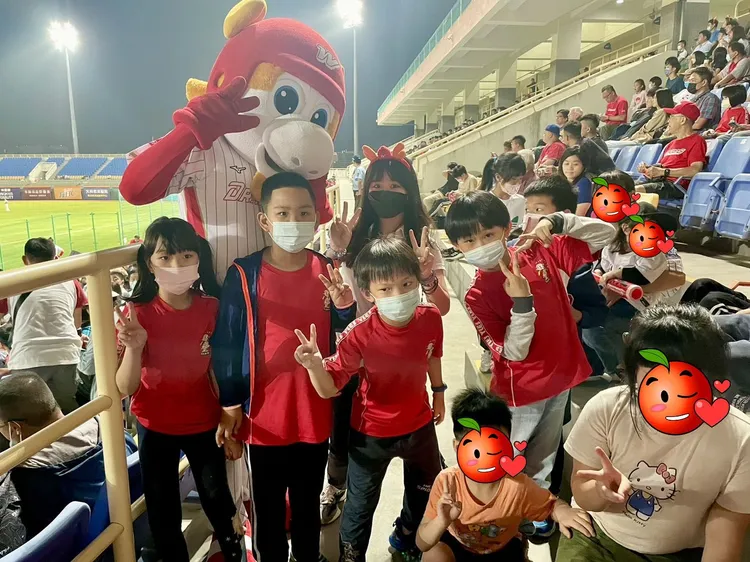 威弟與場邊小朋友熱情互動拍照。圖中人物與本事件無關。取自味全龍臉書