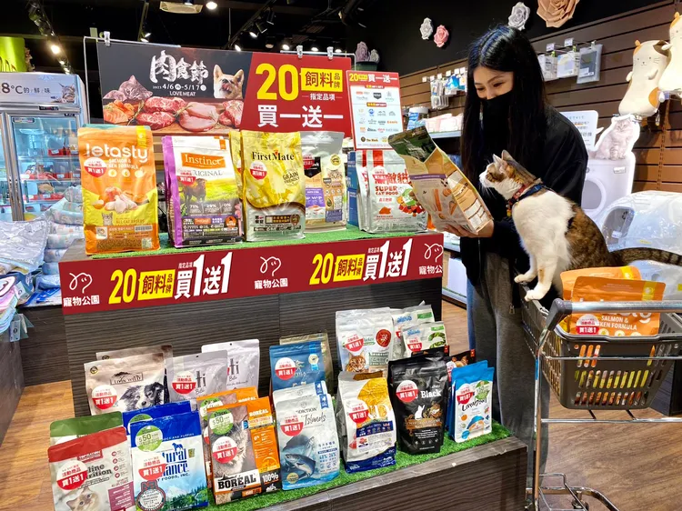 5/5前凡是在寵物公園飼料消費超過600元，就能參加抽獎，每週抽出1名6000元禮券。業者提供