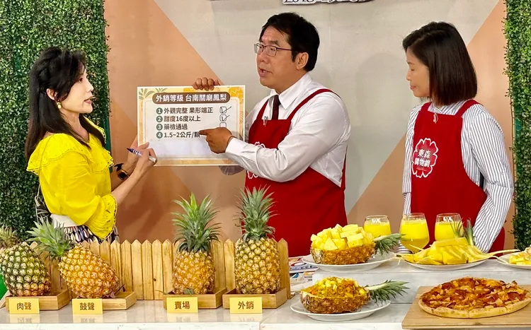 黃偉哲大讚吃鳳梨好處。市府提供