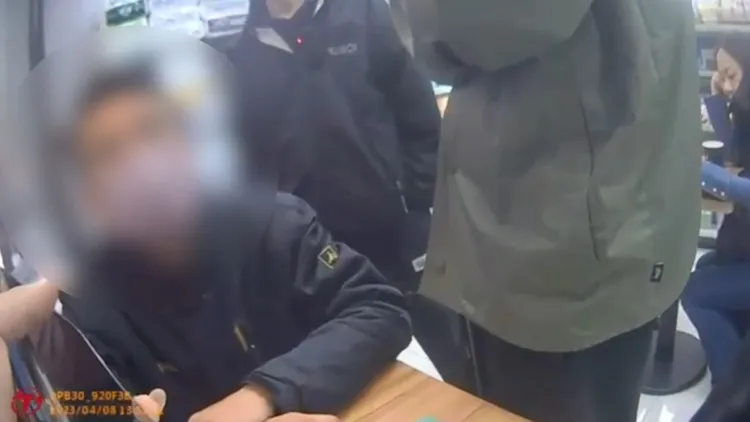 警方盤查取款的林姓車手。翻攝畫面