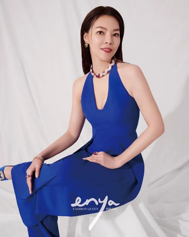 曾馨瑩穿上VERA WANG連身褲裝搭配寶格麗珠寶。翻攝enyafashionqueen IG