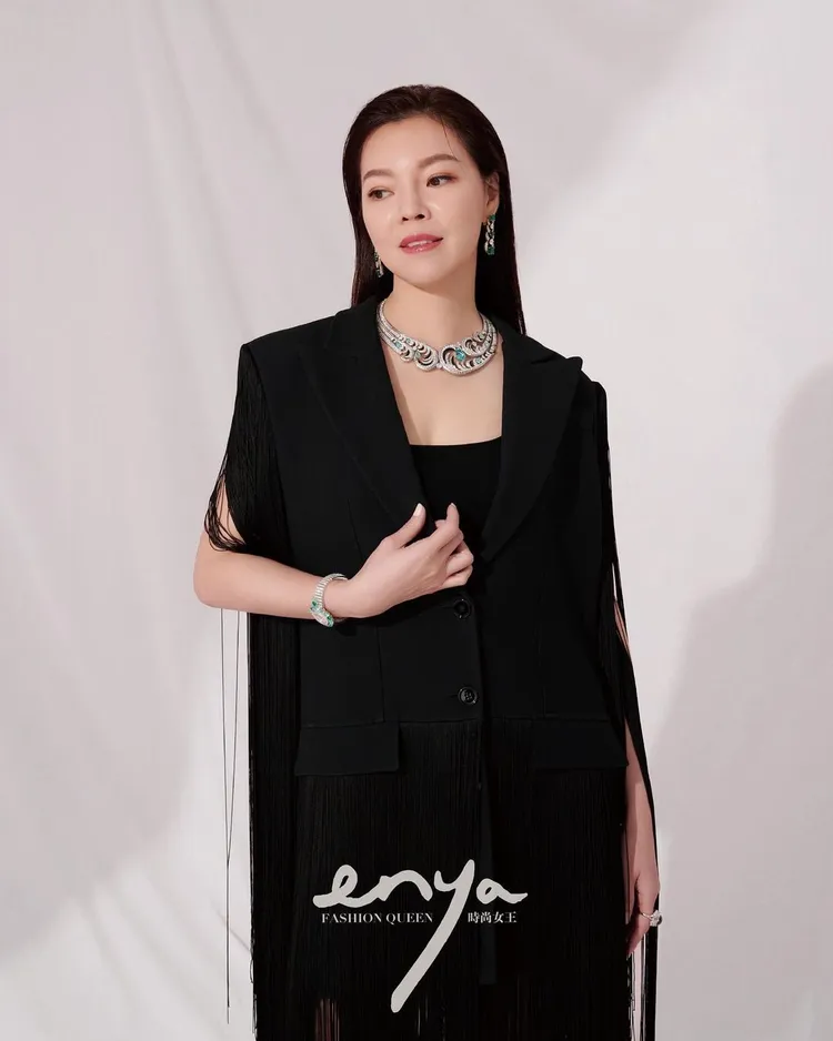 曾馨瑩和家中3個孩子維持「亦母亦友」的關係。翻攝enyafashionqueen IG