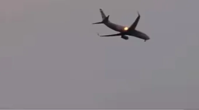 目擊者拍到客機引擎噴火畫面。翻攝推特＠Cbus4life