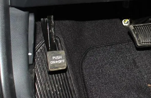 有網友說「踩剎車，但踩成駐車踏板」。取自「重機車友｜各區路況天氣、資訊分享中心」