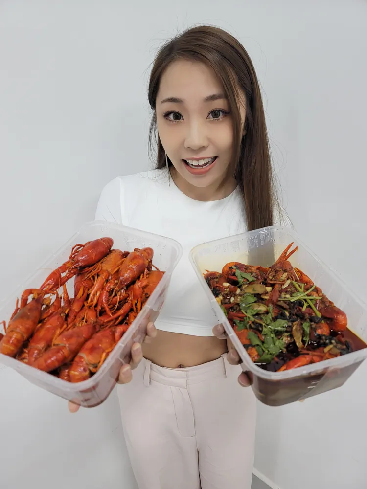 艾薇品嘗長沙小龍蝦。喜鵲提供