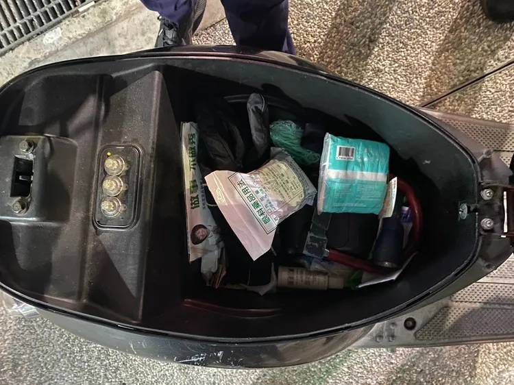 警員在王男機車置物箱中發現一個藥袋鼓脹。蘆洲警分局提供