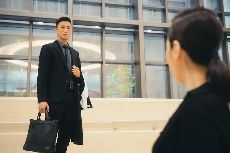 見到鍾承翰（ 左），天心直言「害怕」，想起曾背法條背到崩潰。八大提供