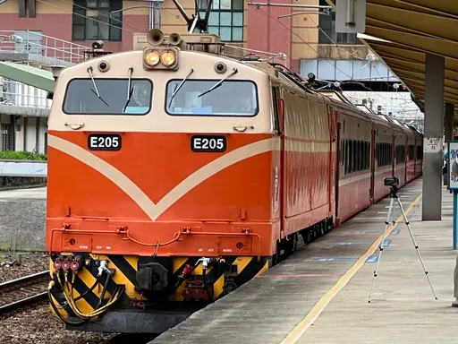 莒光號駕駛室窗戶鬆脫 司機員被砸傷!列車延誤1分鐘