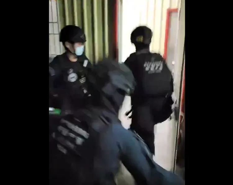 特勤隊員攻堅。民眾提供