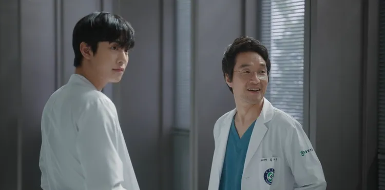 韓石圭（右）、安孝燮師徒在《浪漫醫生金師傅3》聯手救人。翻攝Disney+