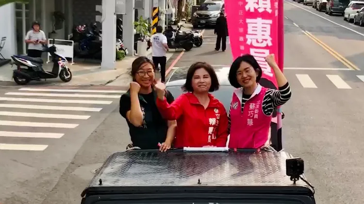 蘇巧慧（右）陪同掃街。賴惠員提供