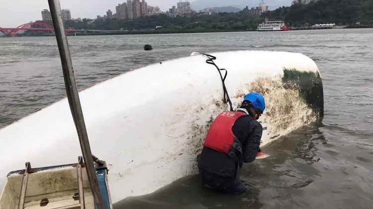 警消船艇到場救援徐男。新北市消防局提供