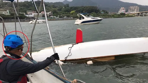 淡水河上玩风帆不慎翻覆　新北消防获报即刻救援