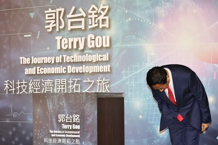 郭台銘對昔日退出國民黨之舉鞠躬道歉！施昂強攝
