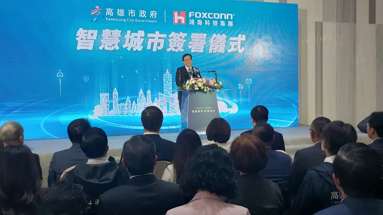 鄭文燦表示，鴻海進駐亞灣建立智慧城市研發基地，將為亞灣2.0發展注入龐大動能。凃建豐攝
