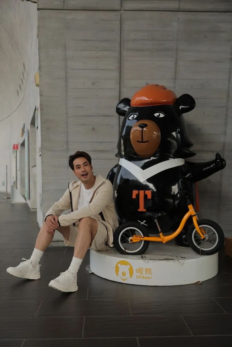 Boy與「喔熊組長」合照。觀光局提供