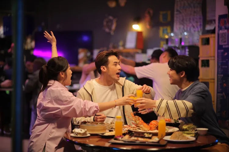 Boy本次來台也會體驗熱炒與台式乾杯文化。觀光局提供