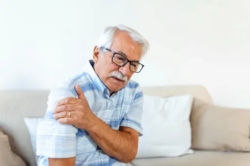 他莫名左肩痛2年 健检赫见8公分肿瘤!已肺癌转移