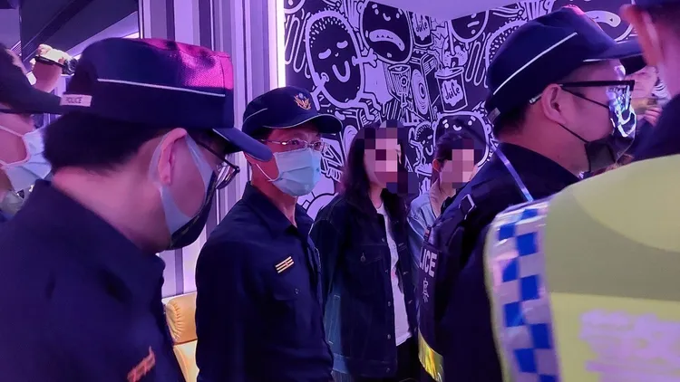 警方臨檢KTV。翻攝畫面