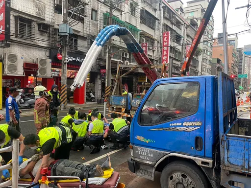 板桥人行道工地更换路灯漏电 3人触电酿2伤、1命危