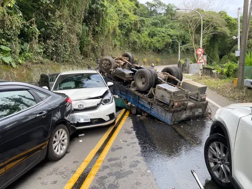大溪貨車駕駛酒駕+疑剎車失靈 連撞6車後翻覆!釀8人輕傷送醫