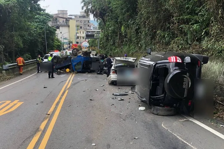 車禍現場2車翻覆。大溪警分局提供
