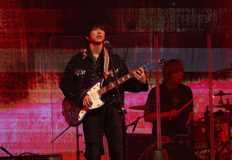 李承允自彈自唱，實力了得。鄭孟晃攝