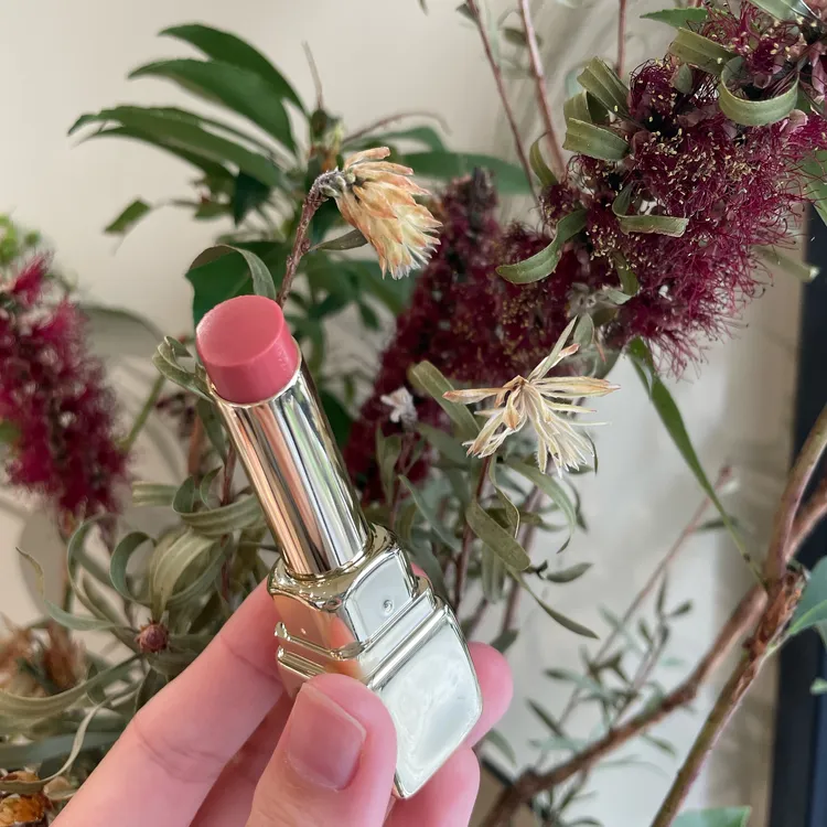 嬌蘭KissKiss法式之吻波光蜜漾護唇膏#129 Blossom Glow。張家玲攝