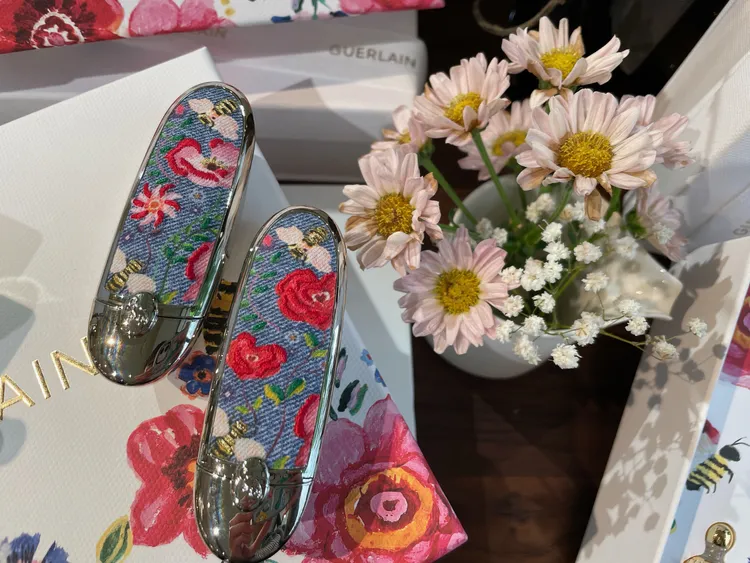 Rouge G紅寶之吻高訂彩殼繁花丹寧限定版，以丹寧布搭配精緻的花卉、蜜蜂刺繡圖騰，各1350元（不含唇膏）。張家玲攝