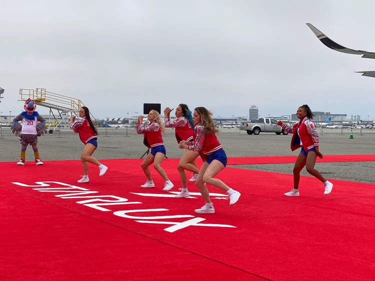 開航請來啦啦隊熱場。張國煒攝