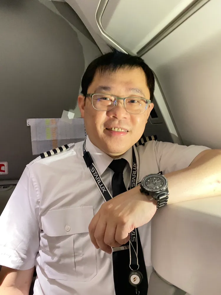 張國煒機艙內微笑。陳怡文攝