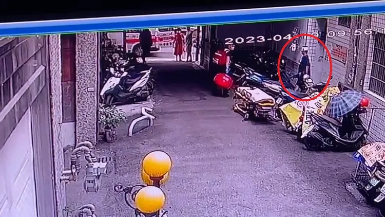 其中1名傷者頭部包著紗帶走向救護車。民眾提供