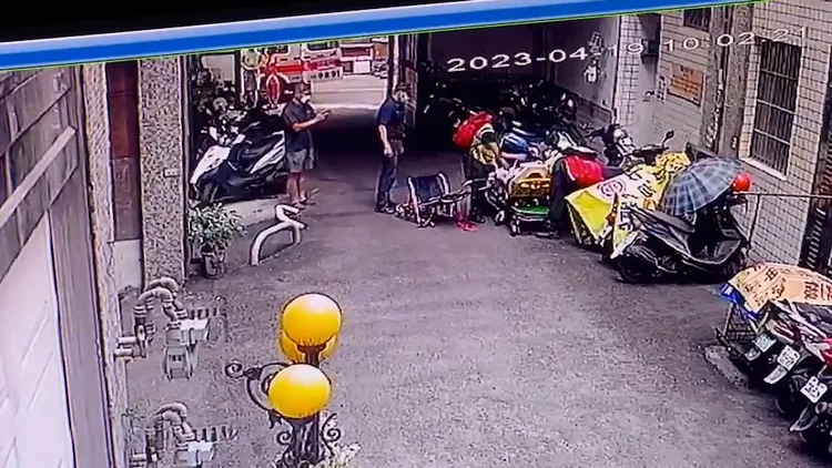 救護人員將其中1名傷者抬上救護車。民眾提供