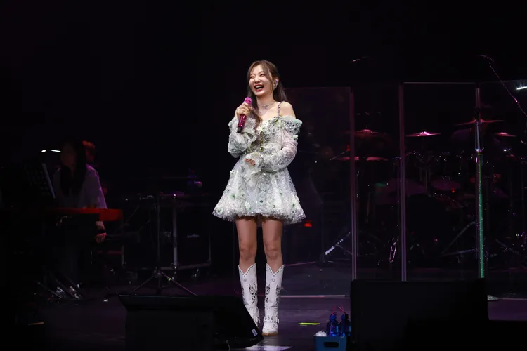 安智煐看到粉絲應援，忍不住噗哧笑出來。日出娛樂提供