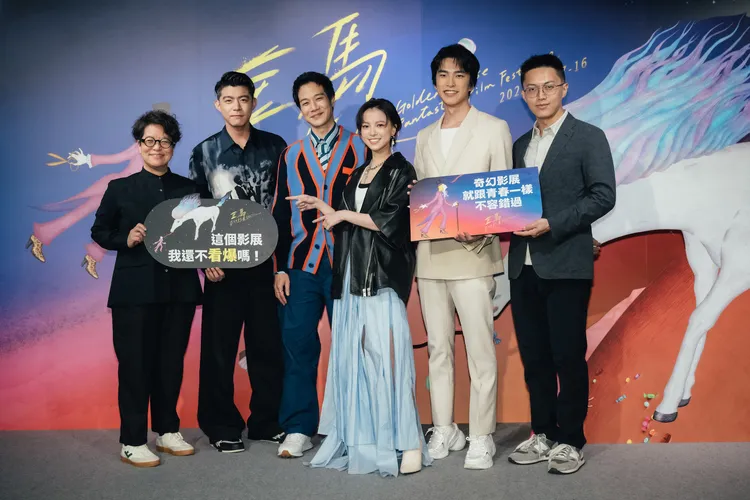 監製李耀華（左起）、王柏傑、薛仕凌、項婕如、曾敬驊、導演林君陽開心合影。台北金馬影展執行委員會提供