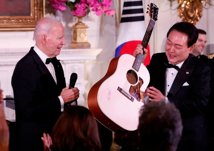 拜登送給尹錫悅一把由《美國派》原唱唐麥克林簽名的吉他。路透社