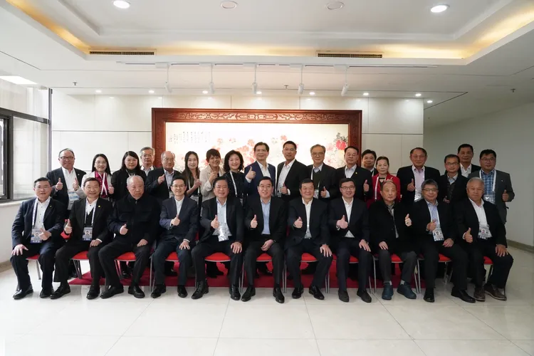 商總許舒博理事長率團訪問北京，訪團與文旅部杜江副部長合影。中華優質旅遊發展協會提供