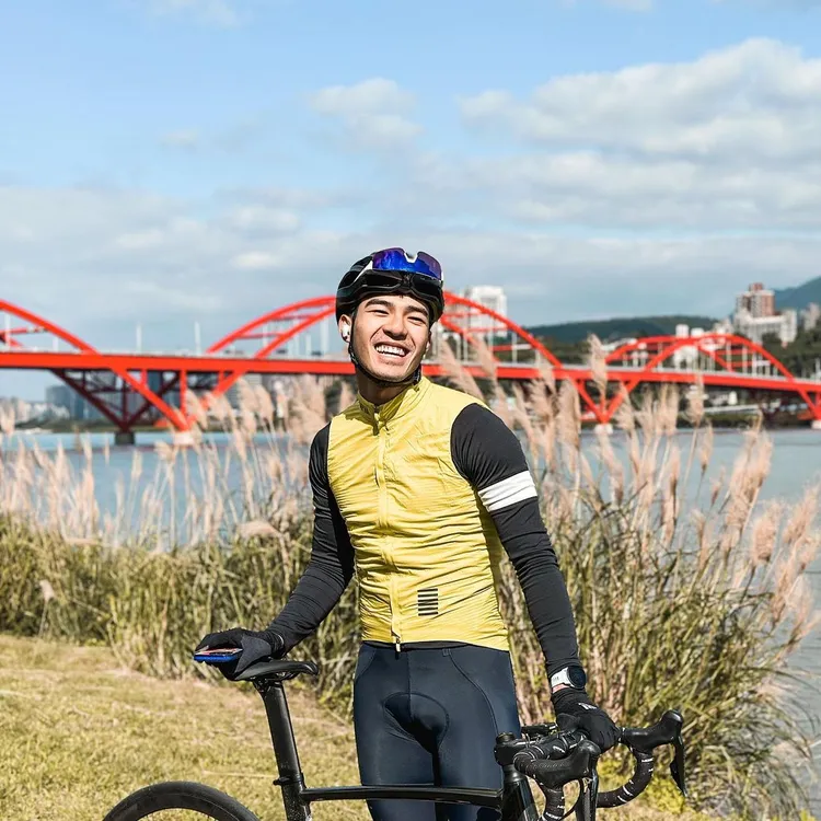 陳昊森透露最喜歡透過騎單車的方式，為旅遊留下不同的記憶。翻攝chenhaosen802 IG