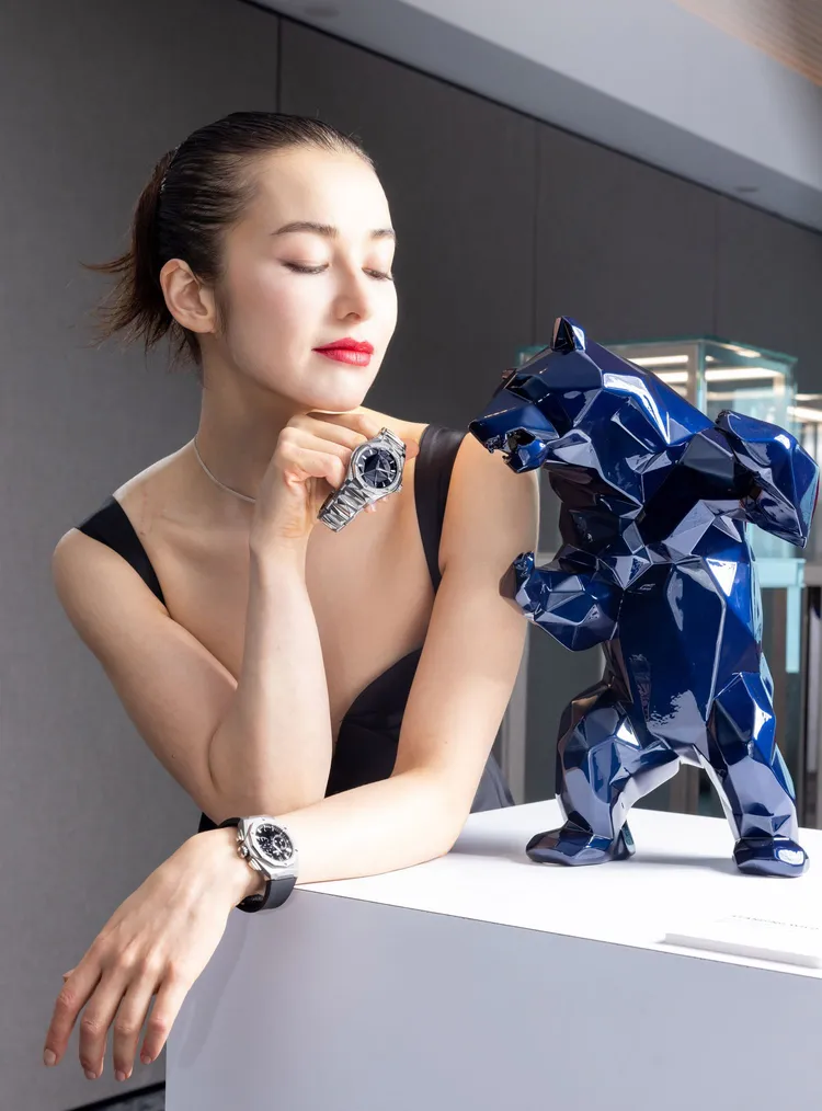 女星夏朧櫬著藍色小熊雕塑展演Orlinski鈦金屬計時碼錶。品牌提供