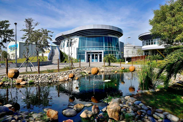 高雄市藉由污水處理廠讓廢水重複使用。讀者提供