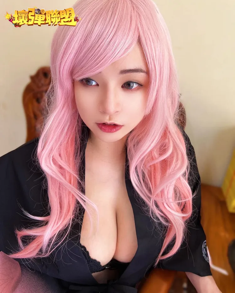 胸前深溝讓粉絲移不開目光。引自郭鬼鬼臉書